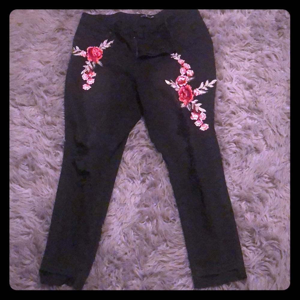 Frayed floral aplique black skinny jeans.